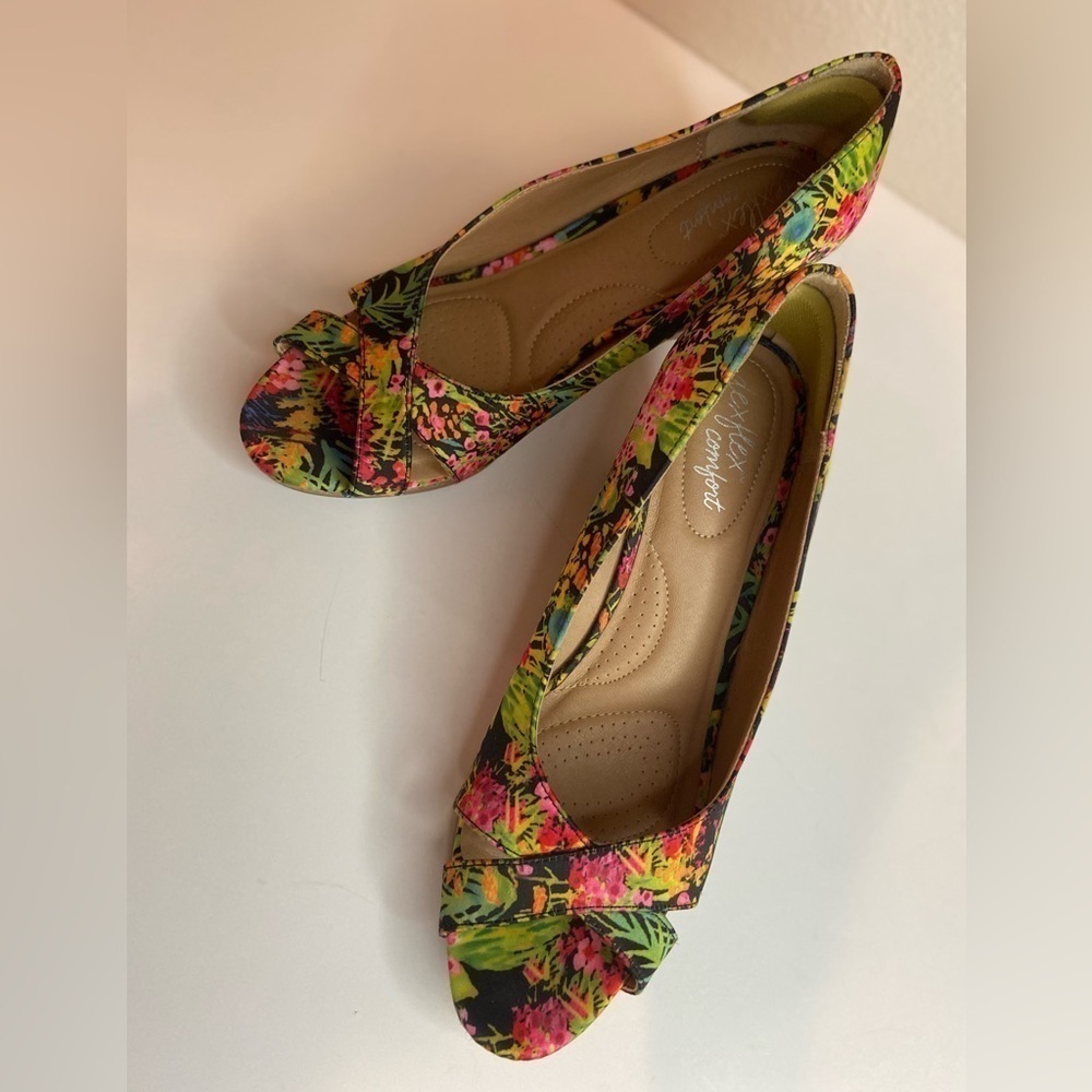 DexFlex Comfort~Vibrant Floral Criss Cross Open Toe Cork Wedge Shoes~Size 8.5 - Picture 4 of 15